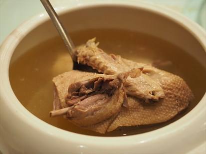 工廠飯?zhí)贸邪緶\談老鴨湯的營(yíng)養(yǎng)
